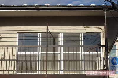 容疑者と母親が同居していた部屋。逮捕直後に引き払われ、現在は空き家状態