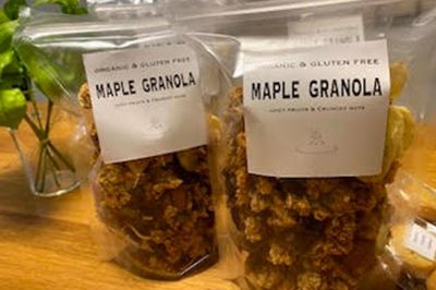 グラノーラにはゑみさん手書きのカードを添え、丁寧に梱包し、みずから発送作業を行っていた