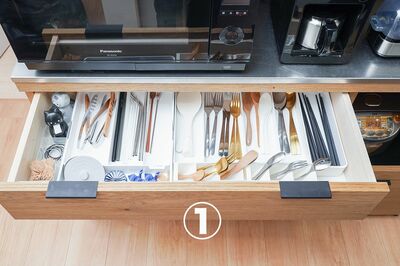 カップボードの1段目の引き出し。縦横伸縮整理トレー「引き出しの大きさに合わせられるのでスペースを無駄なく使えます」799円／ニトリ　写真／フジモリタイシ、ヒラヤマタイジロー（『スキマをうめる収納ルール』より）