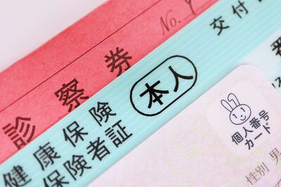 《マイナ保険証》介護職の負担が増大で現場が大混乱！“該当資格なし”で10割負担・登録ミス続出「高齢者が…