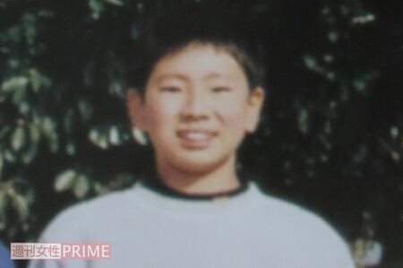 小学校の卒業アルバムに笑顔で写る奥野淳也被告
