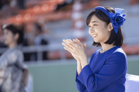 ボリューム感のあるバラがあしらわれたカチューシャがとてもお似合いの佳子さま（撮影／JMPA）