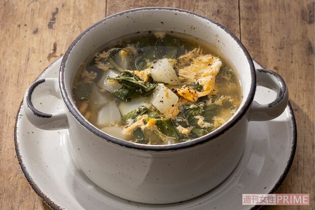 モロヘイヤとかぶのかきたまスープ　抗酸化作用のあるモロヘイヤのβカロテン、卵のルテインで老化防止。（撮影／廣瀬靖士）