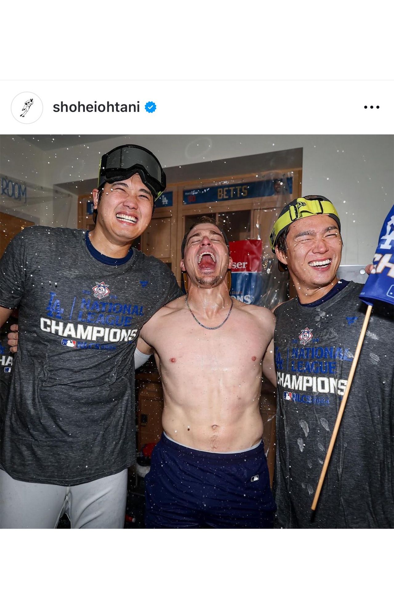 ワールドシリーズ進出を決め、山本由伸（右端）らとシャンパンファイト（大谷翔平のインスタより）