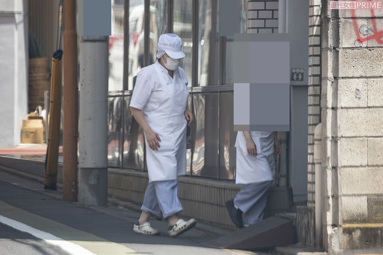 洋菓子店の事務所から作業着姿で現れた小室佳代さんは帽子を深くかぶっていた