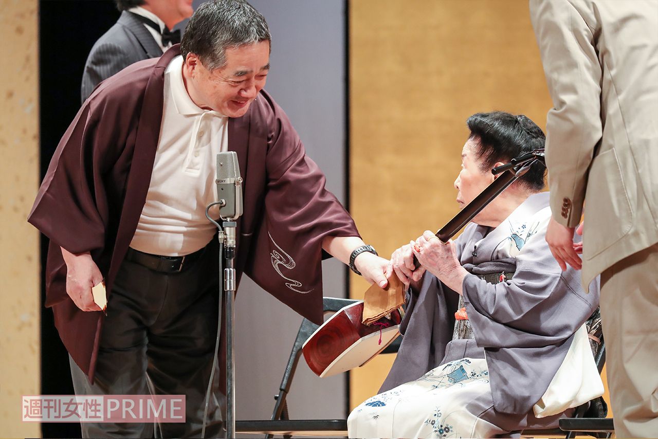 ご主人でマネージャーの成田常也さんが素早く愛用の三味線を用意する（'17年）　撮影／佐藤靖彦