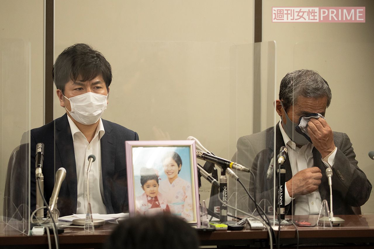 '20年8月、初公判後に記者会見を行う松永さん（左）と上原さん