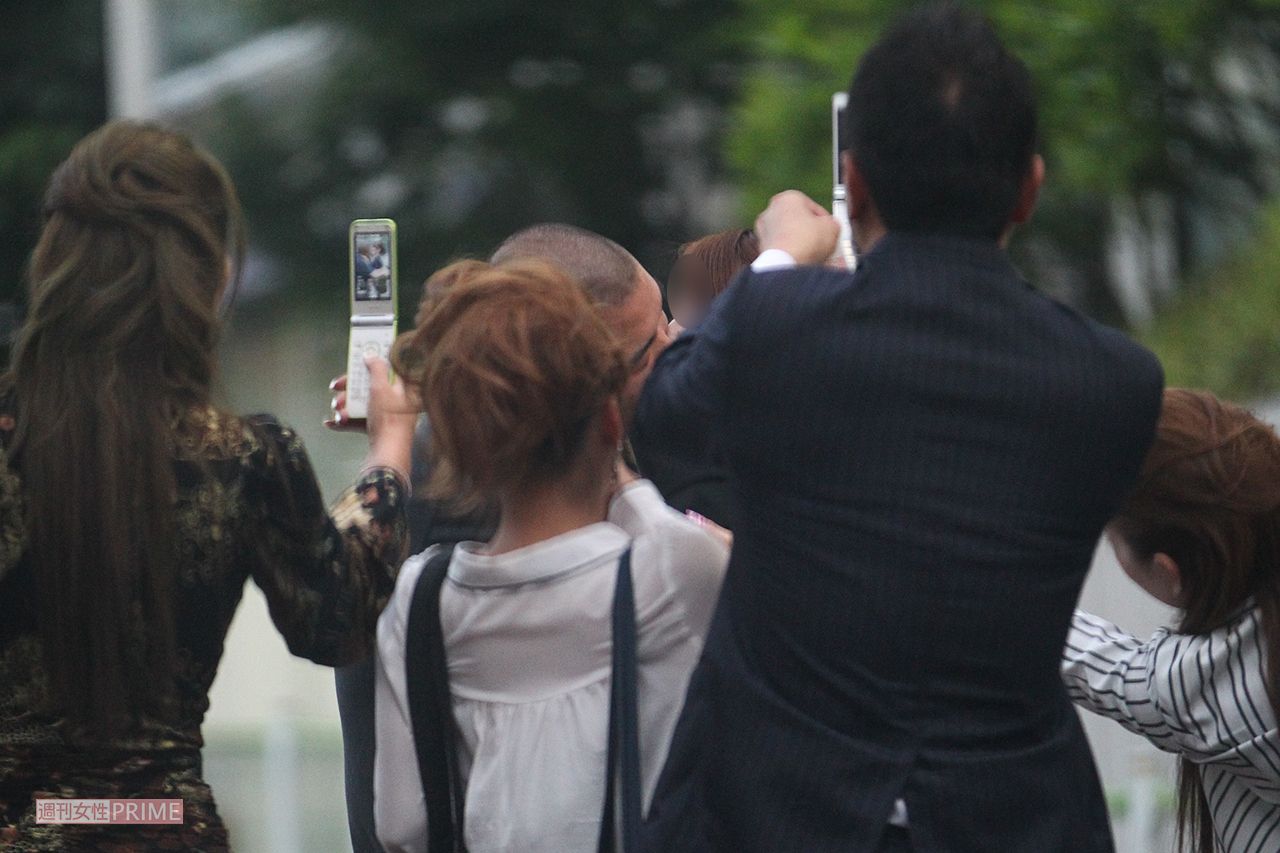 '12年、泥酔状態で女性とディープキスする様子を一般人に撮られまくる内山信二