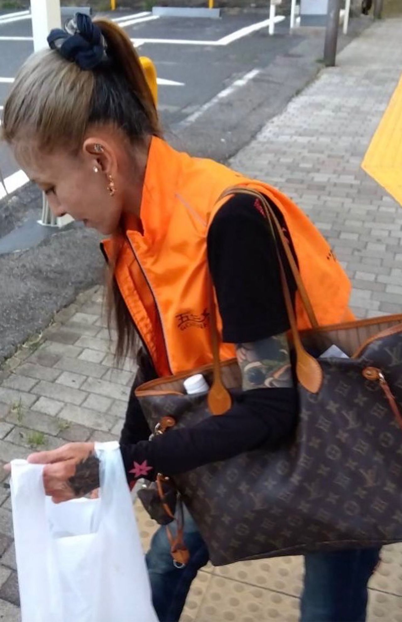 五仁會の仲間たちと町の清掃をしているところ　写真提供／西村まこさん