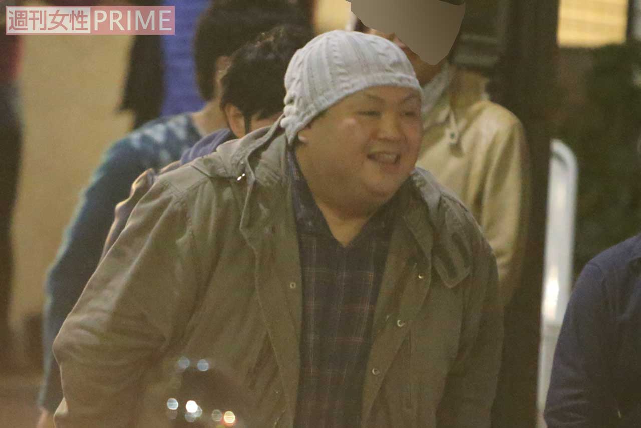 飲み会から上機嫌で引き上げるマツコ・デラックス（'14年2月）