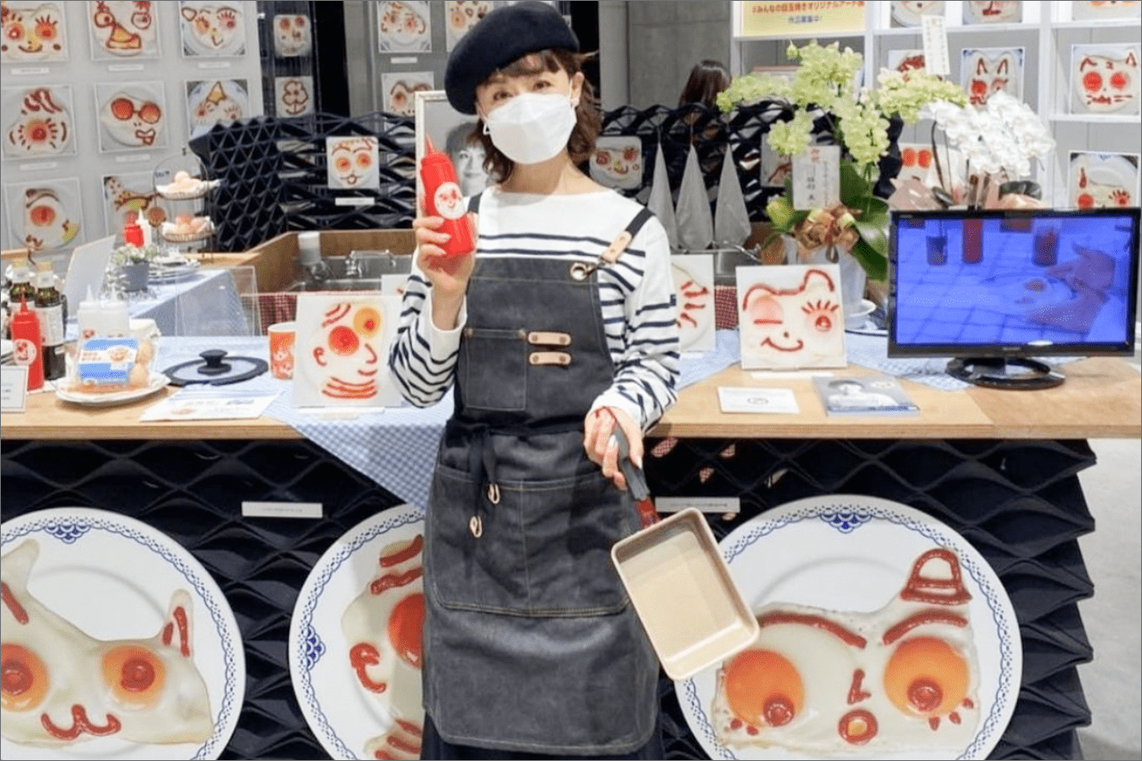 個展には大地真央画伯本人も参加。ベレー帽とボーダーシャツでオシャレに（公式サイトより）