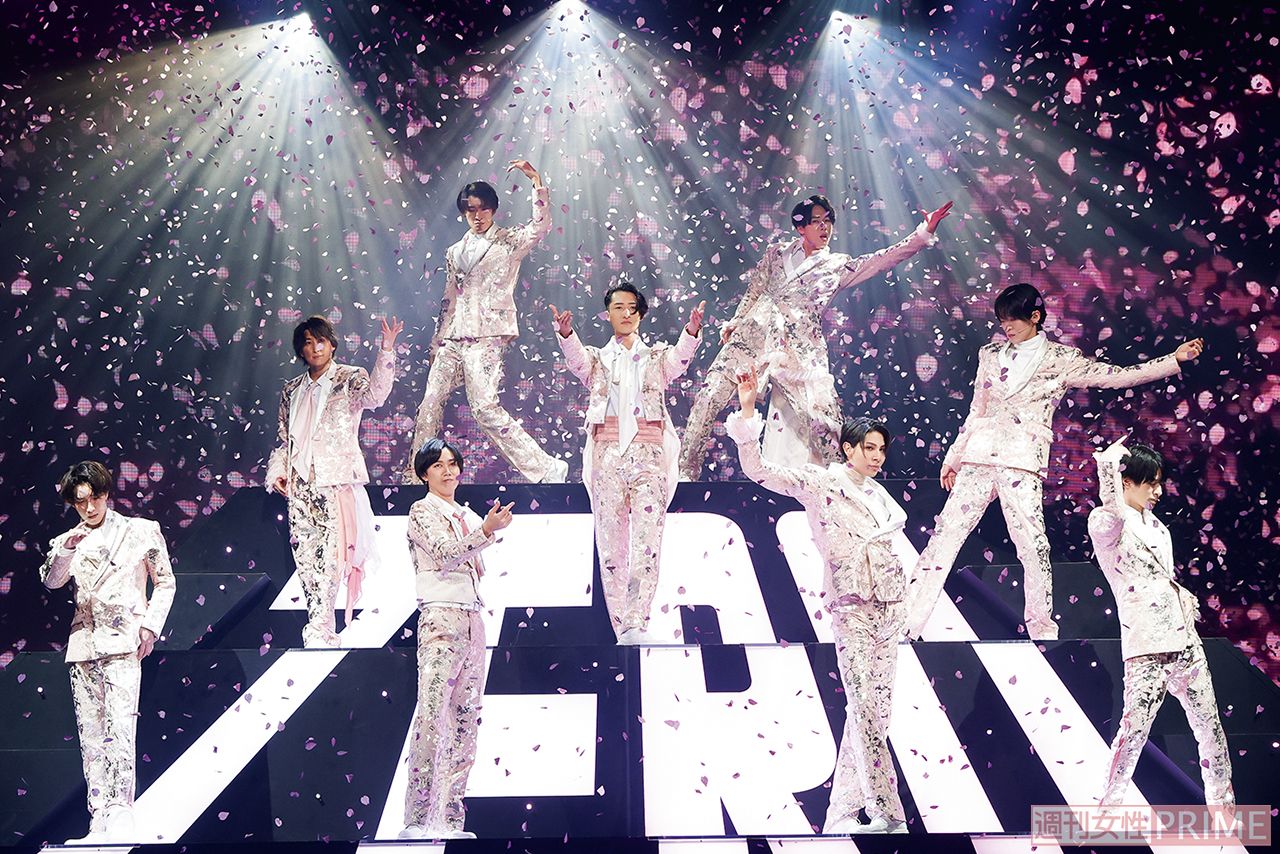 ZEROの文字が浮かび上がる階段に乗った9人が登場し、岩本の「春の踊りはよぉいやさー」の声とともに150万枚の桜（ドカ桜）が舞いスタートするオープニング（撮影／吉岡竜紀）