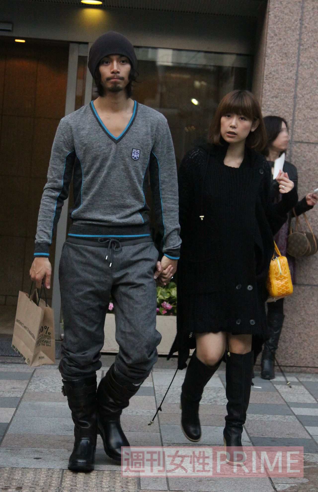 ’09年10月、都内で買い物をする水嶋ヒロ・絢香夫妻