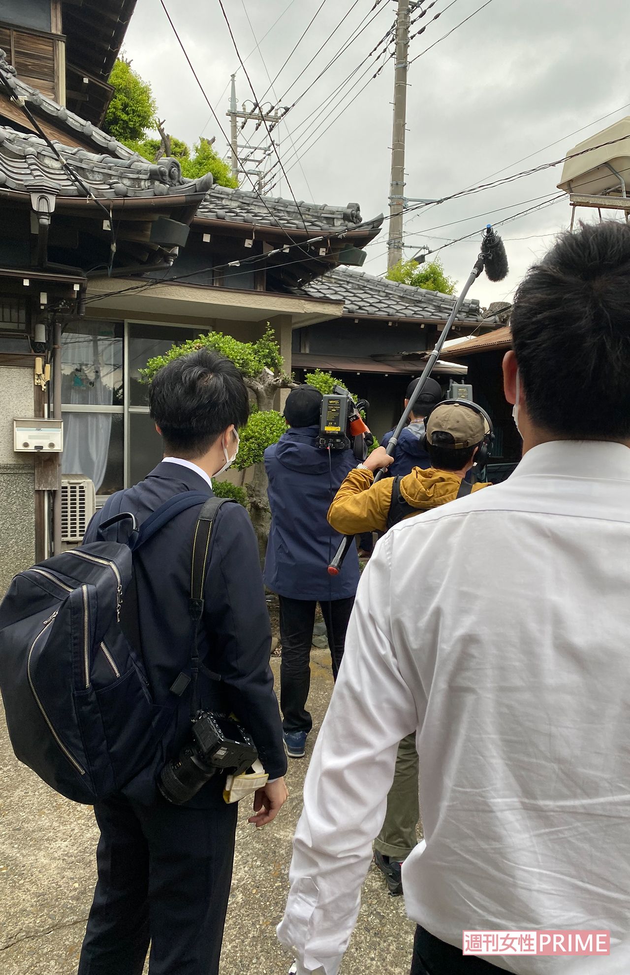 7日、逮捕報道直後の岡庭実家。マスコミが周囲を囲んでいた