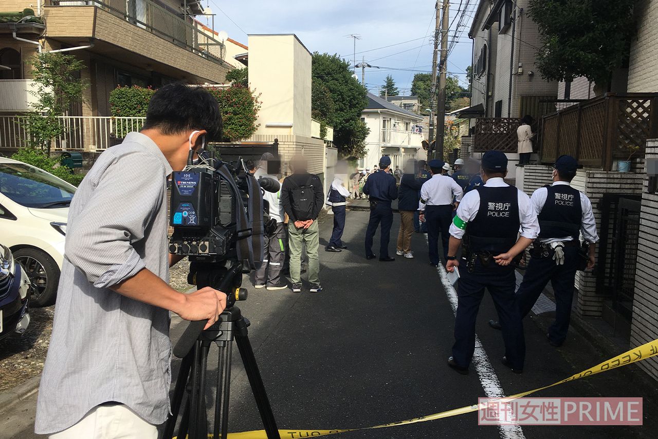道路陥没現場にはやがて報道陣らが集まって（近隣住民提供）