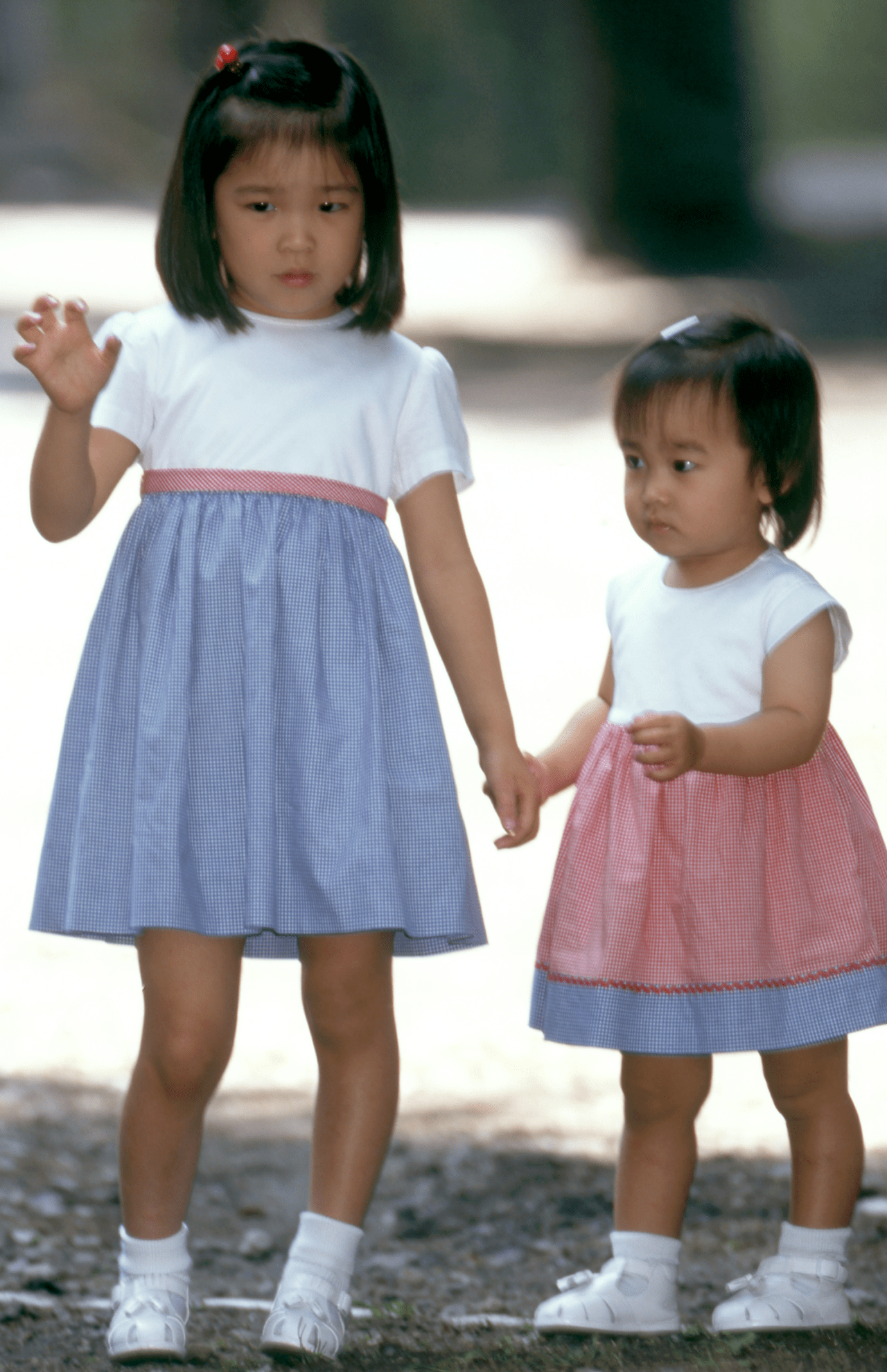 1歳8か月のころ、ご一家で滞在した軽井沢で。姉・眞子さんの手をギュッと握って