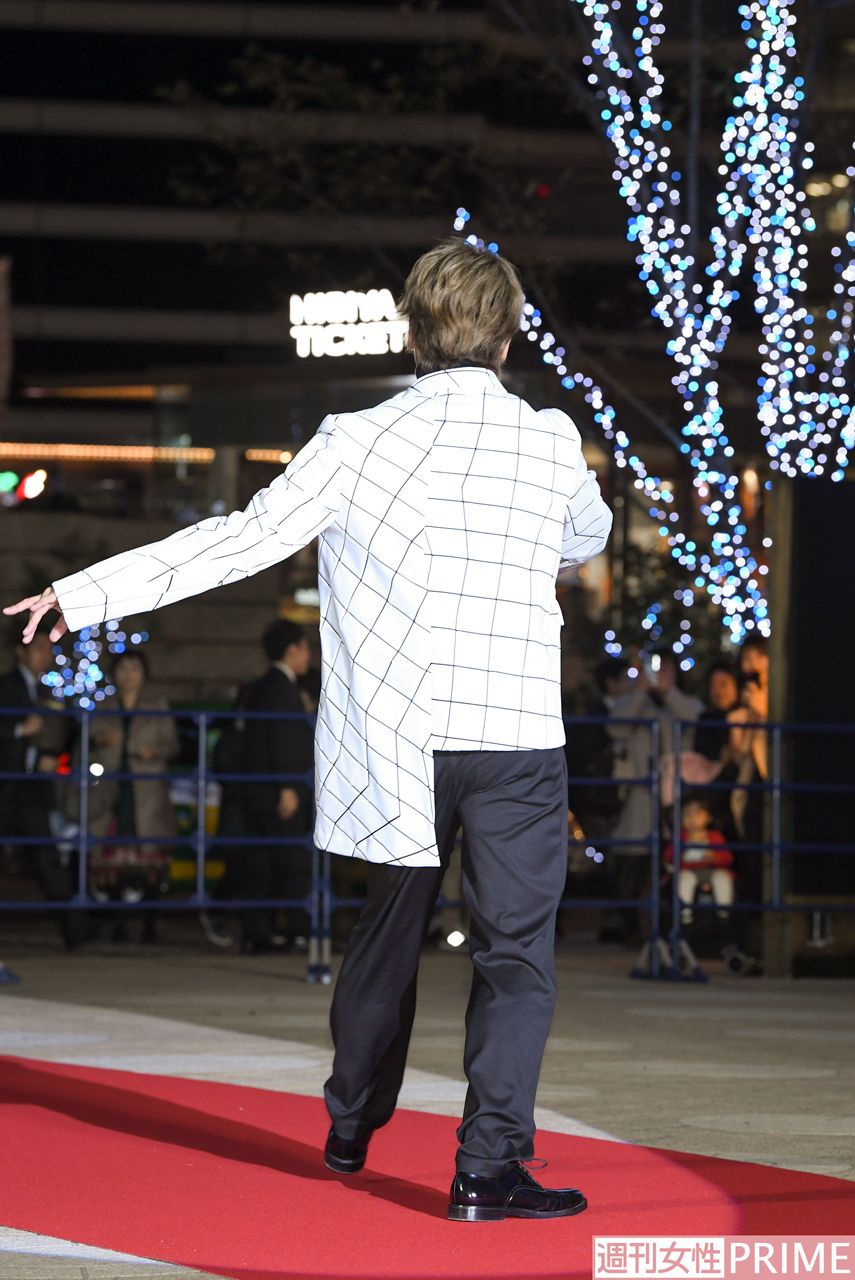 退場時、音楽に合わせて軽快なステップ＆ダンスを♪　集まったファンを喜ばせた　撮影／高梨俊浩