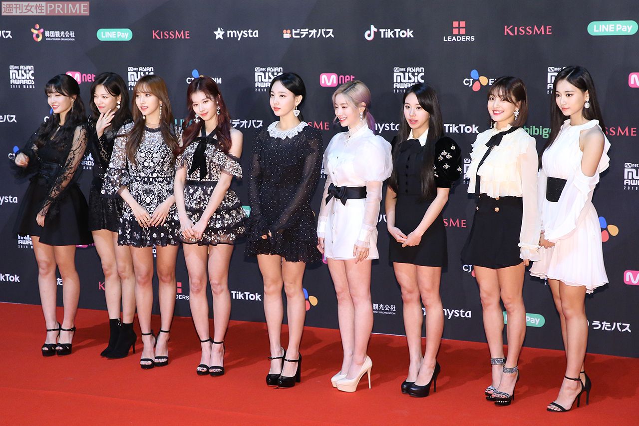 TWICE／右から台湾出身のツウィ、韓国人のジヒョ、チェヨン、ダヒョン、ナヨン、日本人のサナ、ミナ、韓国人のジョンヨン、日本人のモモ