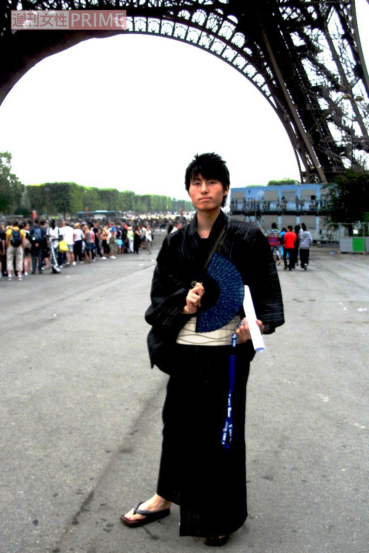 フランス旅行でポーズをとる容疑者（本人フェイスブックより）