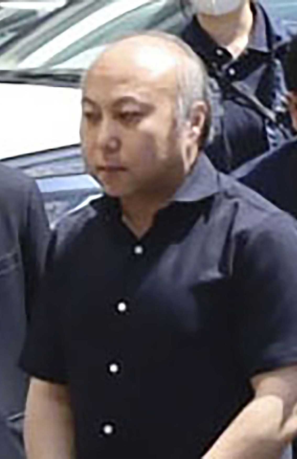警視庁戸塚署に入る重留真幸容疑者（40）。薄毛と白髪で年齢以上に見える　写真/共同通信社