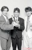 シャンパンを手に20歳のお祝いを。肩パッドとすそのカットが印象的な当時流行ったデザインのスーツに身を包んだ'85年の3人