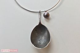 スプーンの隣についているブラックパールは、20年以上前に母親から譲られたもの