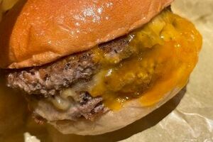 ロッテリアの名物となっている絶品チーズバーガーのビーフパティ増量版がダブル絶品チーズバーガー（770円）。小ぶりだが、チーズとビーフパティの旨味が圧縮されたかのような強い満足感を得られる（筆者撮影／東洋経済オンライン）