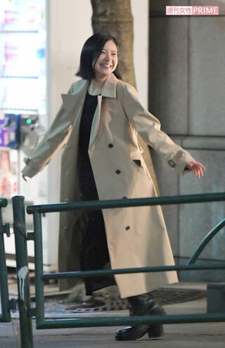 2017年3月、ドラマ『東京タラレバ娘』打ち上げ後、歩道で弾けた笑顔を見せた吉高