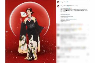 角の生えたような独特な髪型に真っ赤な手袋、大きめのアクセサリーや黒ベースの着物の組み合わせなど、なんとも個性的なファッションを披露した吉岡里帆（本人のインスタグラムより）