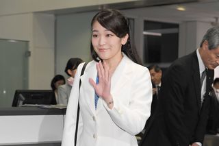 穏やかな表情で東京・羽田空港から東欧のハンガリーへ“最後”の旅行に発たれた眞子さま（8月19日）