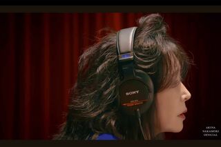 『北ウイング』ではヘッドホンが左右逆になっている中森明菜（公式YouTubeより）