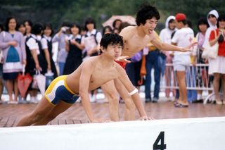 1980年代の『芸能人水泳大会』で活躍する近藤真彦と田原俊彦
