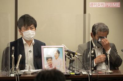 '20年8月、初公判後に記者会見を行う松永さん（左）と上原さん