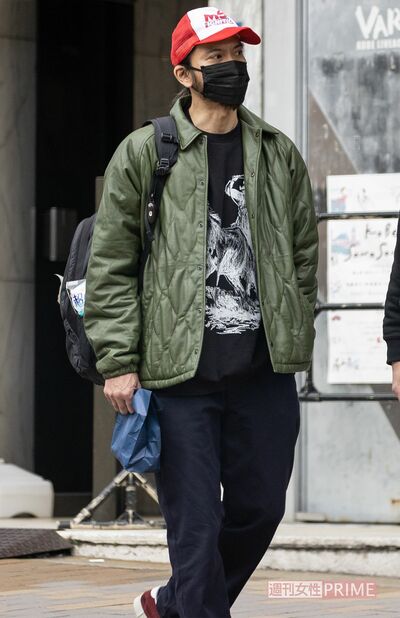 ライブハウスから出てくる長瀬智也。リュックからはマスクの袋がはみ出ている（2023年）