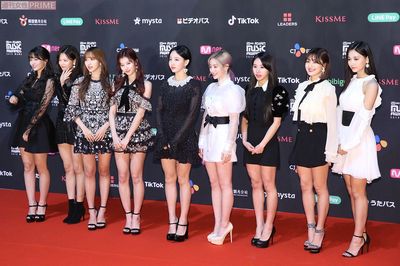 TWICE／右から台湾出身のツウィ、韓国人のジヒョ、チェヨン、ダヒョン、ナヨン、日本人のサナ、ミナ、韓国人のジョンヨン、日本人のモモ