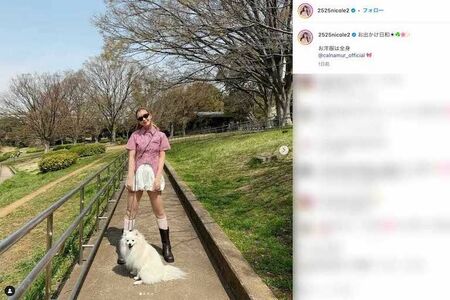 愛犬との散歩ショットを披露した藤田ニコル。丈の短いバルーンスカートで大胆に太ももを露出（本人のインスタグラムより）