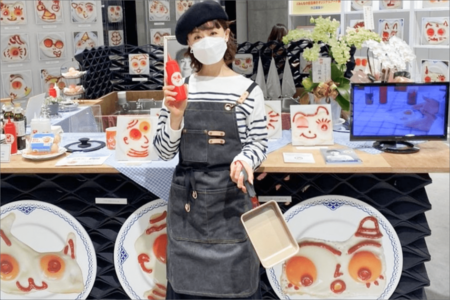 個展には大地真央画伯本人も参加。ベレー帽とボーダーシャツでオシャレに（公式サイトより）