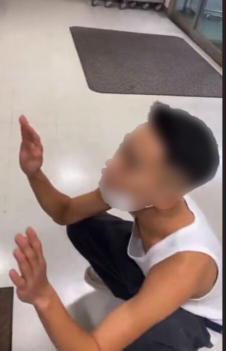 その火に当たって「あったかい」と茶化す少年（SNSより）