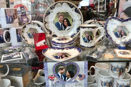 ウィンザー城近くの土産店のショーウインドウ（2018年5月、筆者撮影／東洋経済オンライン）