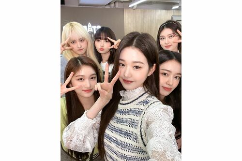 自撮り写真でSNSの更新も欠かさないIVE（公式Twitterより）