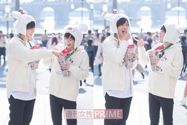 「ポップコーンは塩味派」と言いつつ横田くんのキャラメル味を食べちゃう財木くん。コンパクトなスーベニアケース入りのポップコーンはポップコーンワゴンで1200円。撮影／廣瀬靖士　(c)Disney