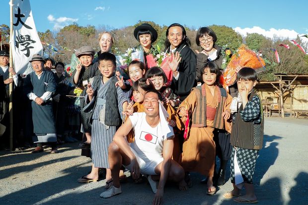 寺島しのぶや満島真之介など、この日クランクアップを迎えた面々と中村でパシャリ。エキストラの子どもたちも交ざり、なんだか修学旅行のような1枚みたいに