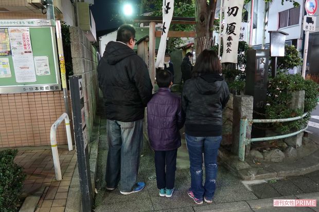 親子3人でお参りにきた岡本太さん（仮名）一家（※画像は一部モザイク加工しています）