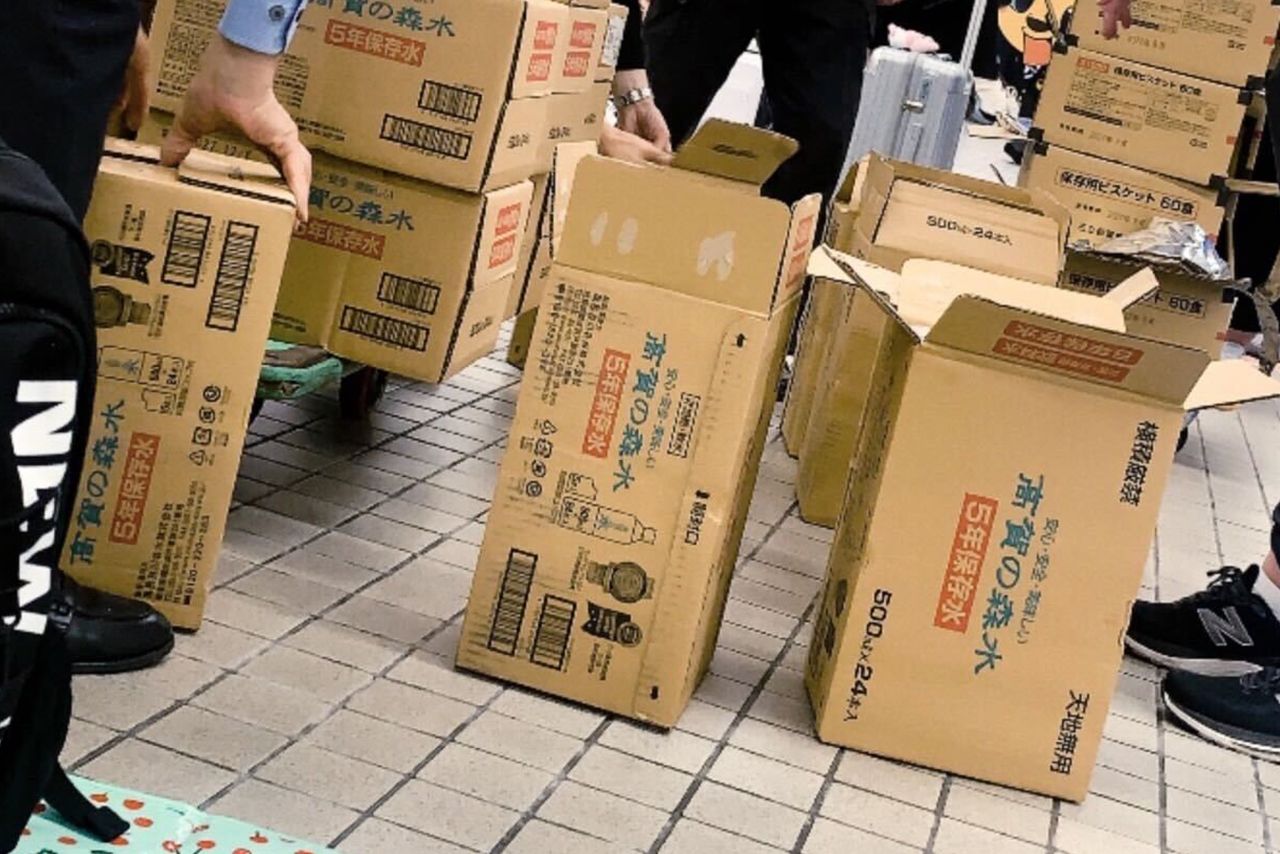 SNSに投稿されていた非常用の水とビスケットを配布する様子（Xより）