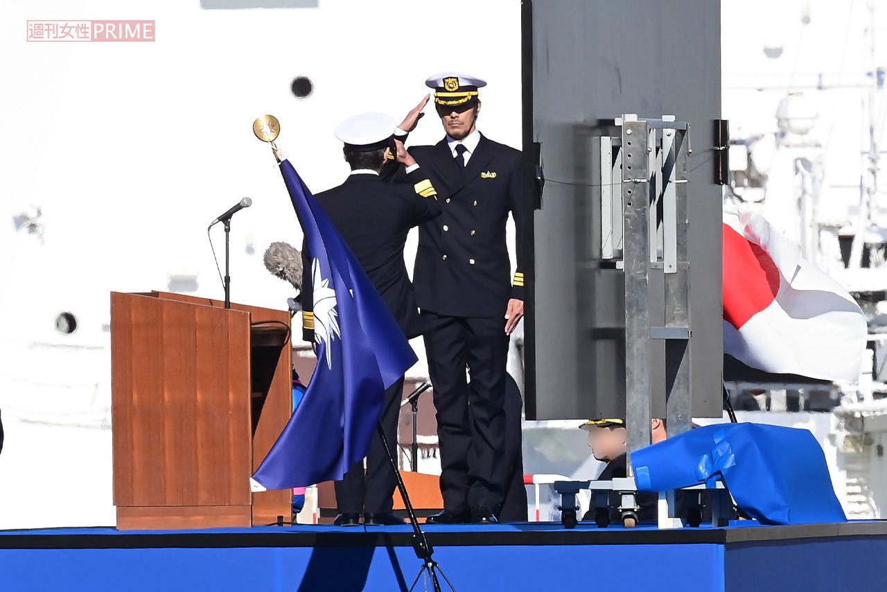 第1話で放送された就任式の撮影現場。海上保安庁の制服姿で敬礼をする阿部は、部隊の隊長を演じる