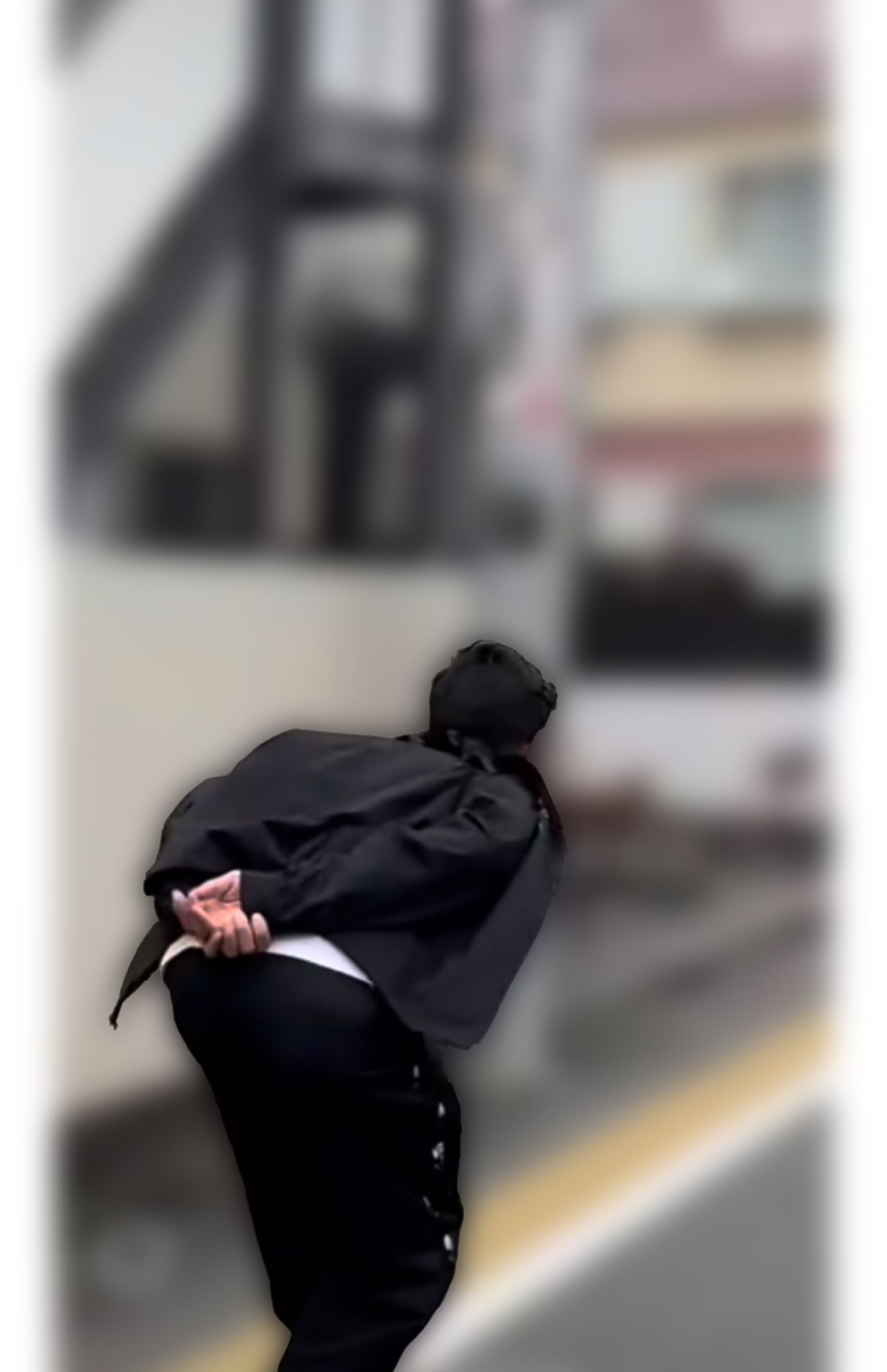 伊勢谷友介が路上をスケートボードで走る動画。電柱に都内の住所がバッチリと写り込んでいる（画像が編集部で一部加工、Xより）