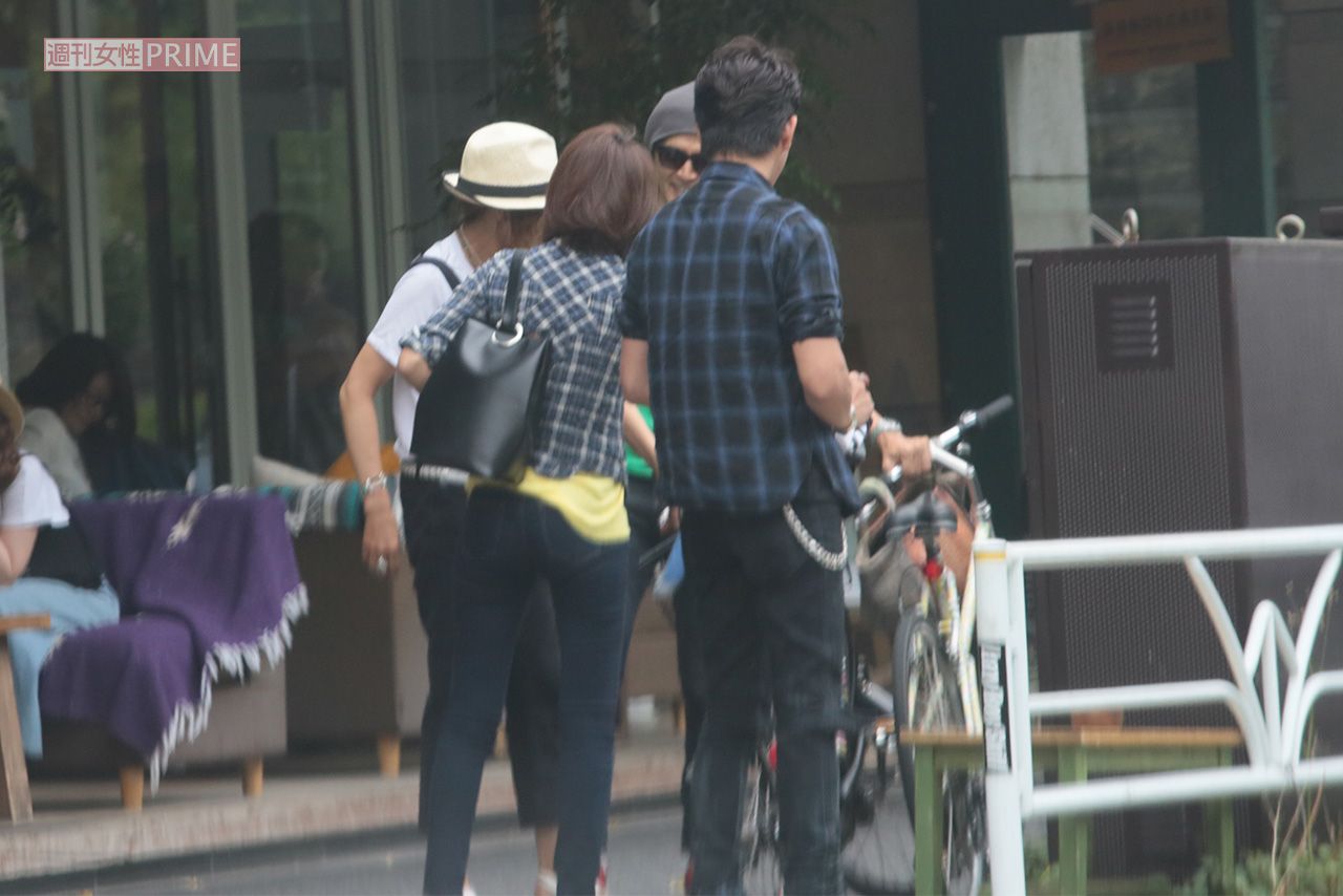 2015年6月、都内のカフェで食事をした木村拓哉夫妻と稲葉浩志夫妻