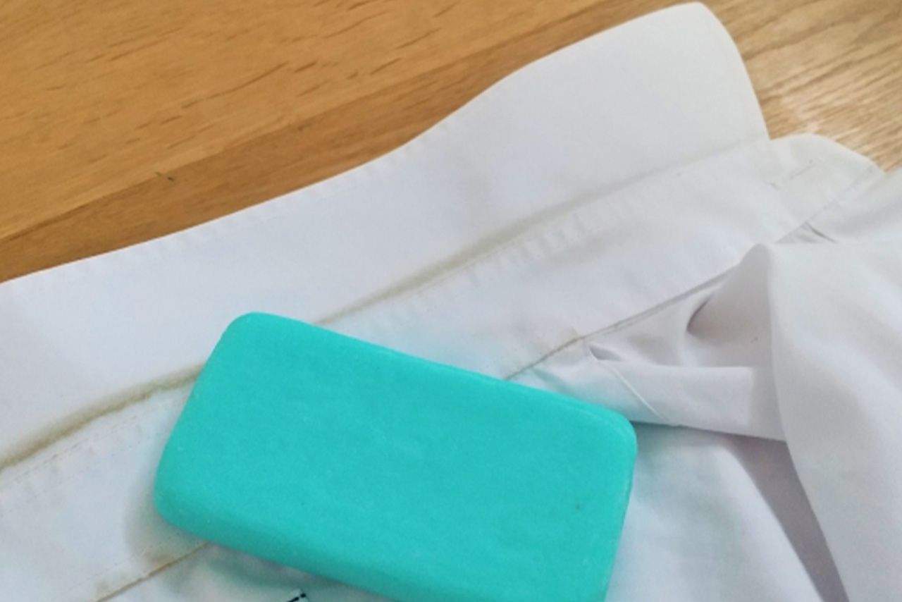 襟や袖部分は、固形の洗濯石けんをつけて部分洗い後に洗濯すると効果的