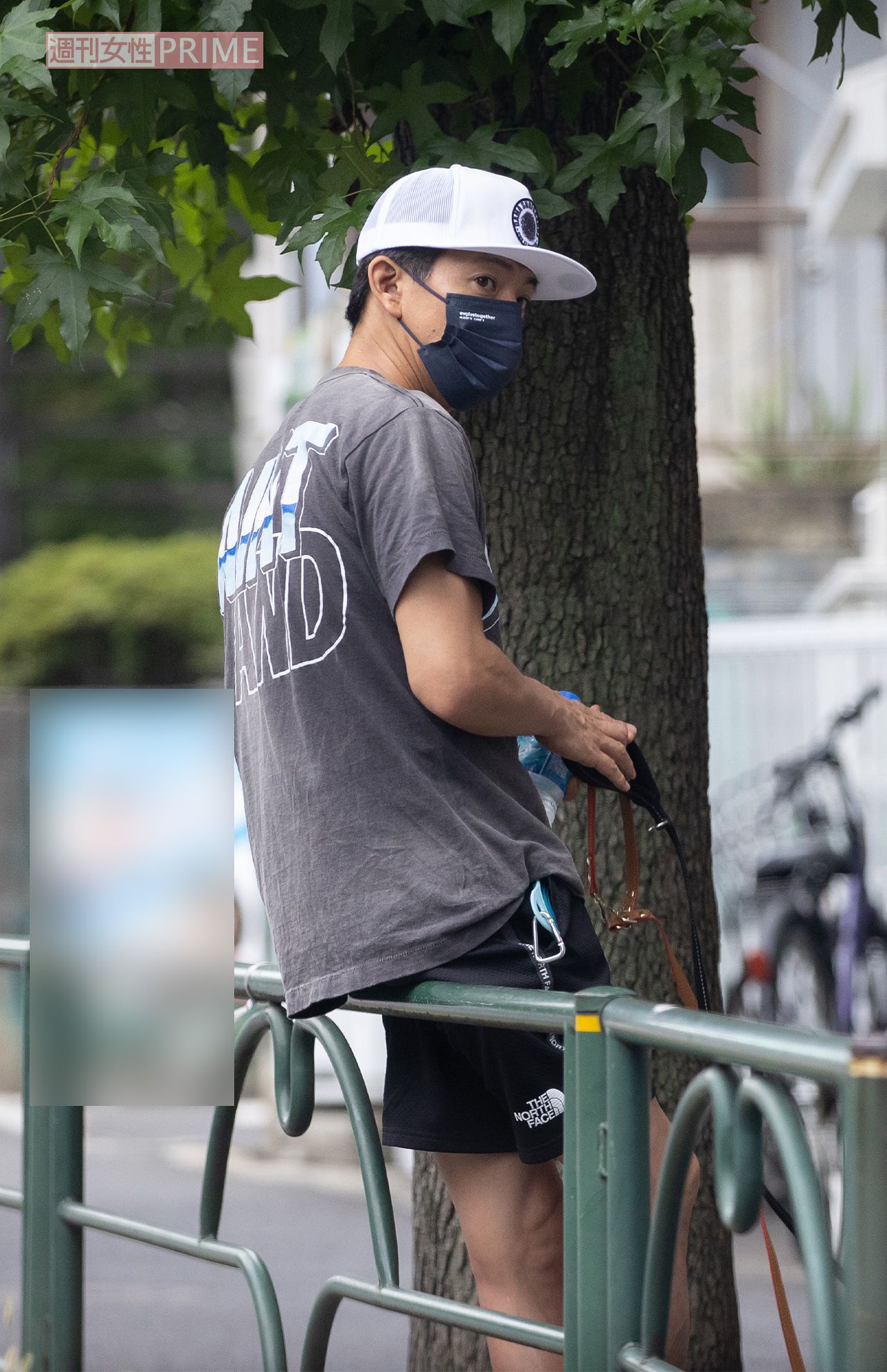 愛犬を散歩させる木村拓哉。アラフィフとは思えない若々しさ