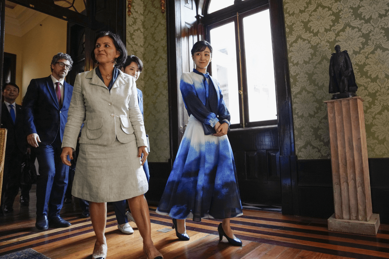 リオデジャネイロでは海を思わせるブルーのセットアップをお召しに。